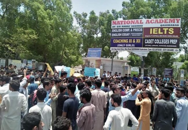 حیدرآباد: داؤد پوٹا لائبریری قاسم آباد میں سہولیات کی عدم موجودگی کے خلاف طلبہ کا احتجاج