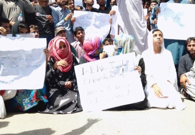 آصفہ بی بی ڈینٹل کالج کی طلبہ نمرتا کے بے رحمانہ قتل کے خلاف سندھ یونیورسٹی کے طلبہ کا احتجاج