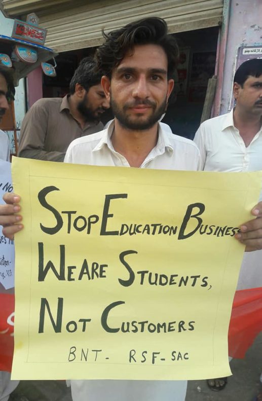 Protest again online classes and university fees (11)